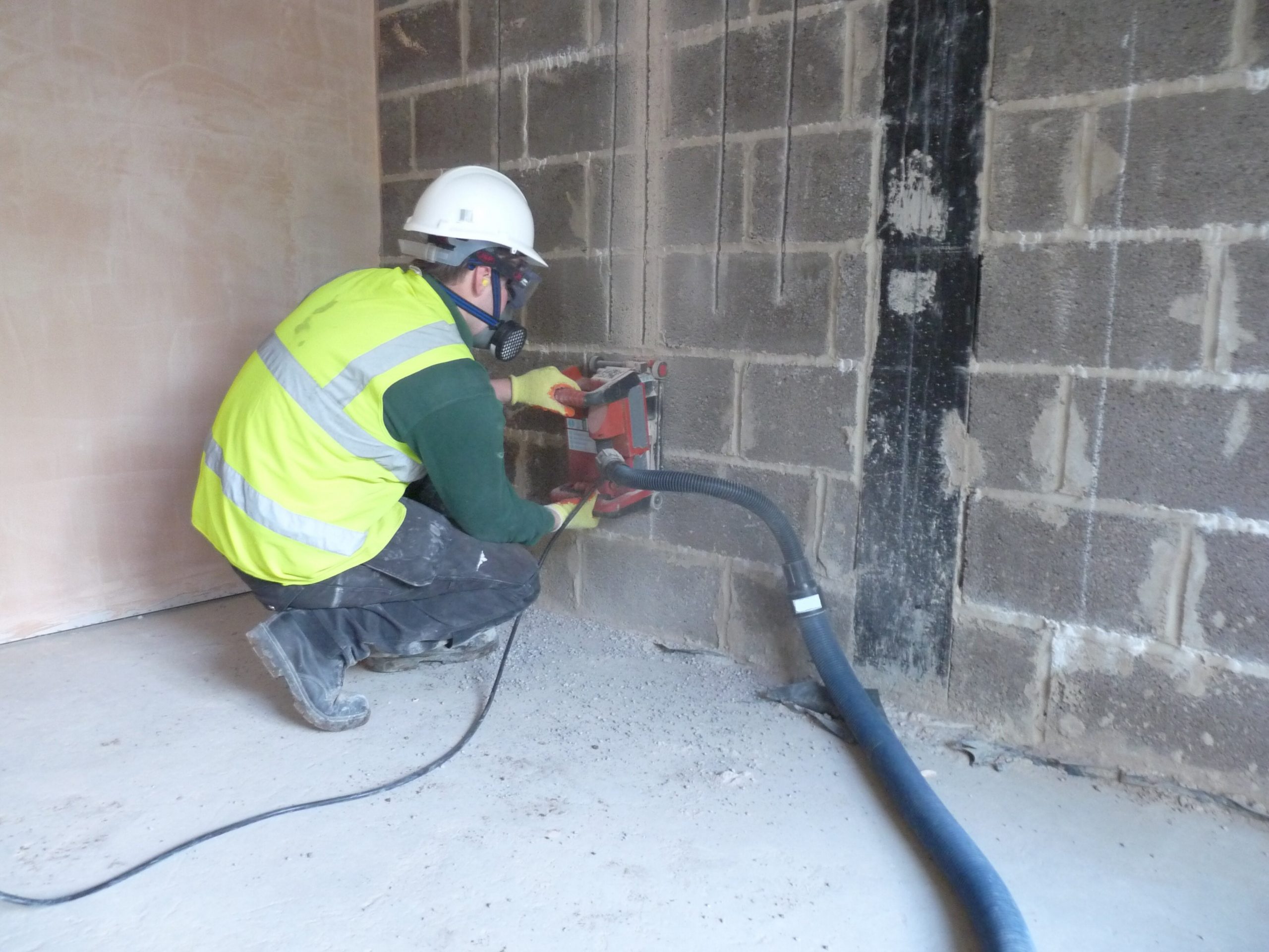 Controlling dust on site with an on-tool extraction.